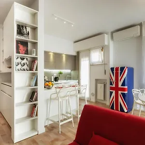 https://luminoso-bilocale-di-design-vicino-al-centro.hotelinveneto.com